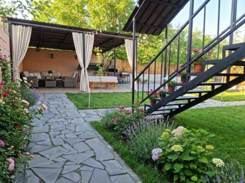 New Horizons villa ,entire apartment with 5 bedrooms – khách sạn tại Dilijan