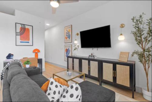 Modern King Suite Downtown Austin and Wi-Fi NEW - image 2