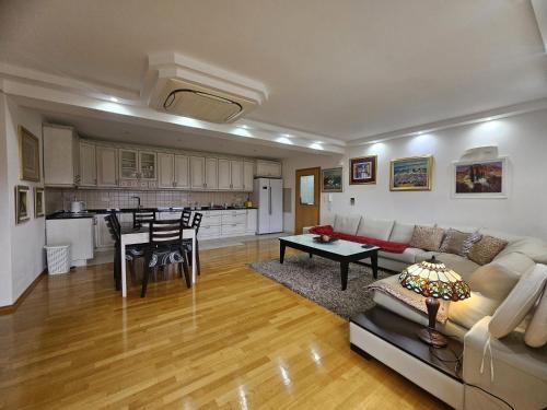 客房, Luxury 3-Bedroom Apartment in 查普利納