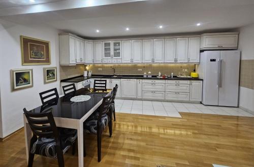 Luxury 3-Bedroom Apartment in 查普利納