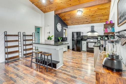 Mtn and Lake Norris Views Family Home with Game Room! in La Follette