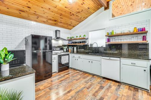 Mtn and Lake Norris Views Family Home with Game Room! in La Follette