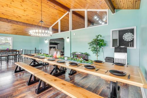 Mtn and Lake Norris Views Family Home with Game Room! in La Follette