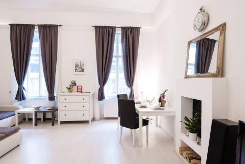 Central apartment close to the riverside - image 12