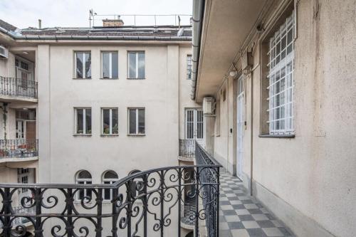 Central Simple and Spacious Home - image 4