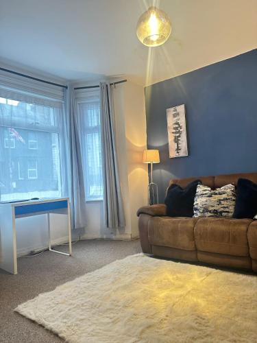 Aldershot Spacious 3-Bedroom House with Fast Wi-Fi & Free Parking – khách sạn tại North Town