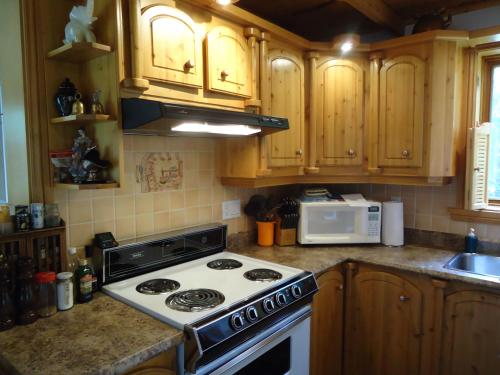 Konyha, Chalet Saint-Thomas in L'Anse-Saint-Jean (QC)