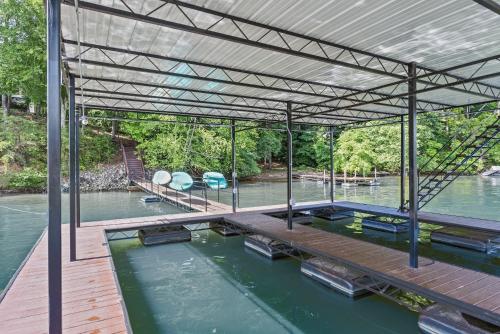 Shorewood Shores Dock & Hot Tub! home in Westminster (SC)