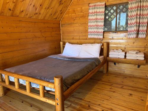 1 twin bed, 1 bunk bed