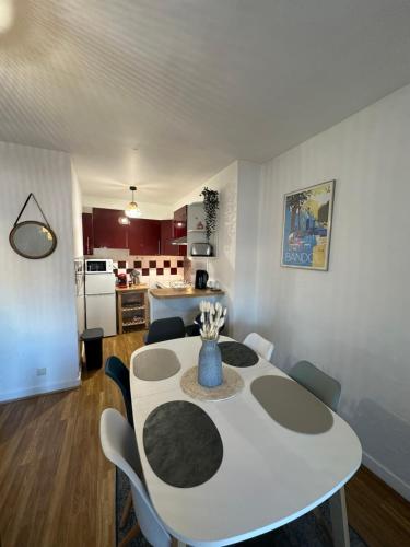 Konyha, JFK13 Suite Cocoon Hypercentre Fibre et vue Sancy in Issoire