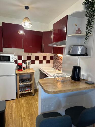 Konyha, JFK13 Suite Cocoon Hypercentre Fibre et vue Sancy in Issoire