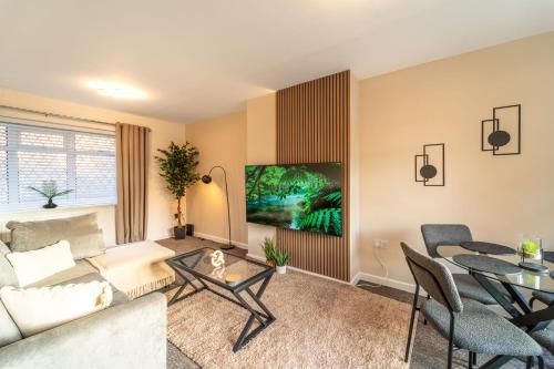 Cosy 3-Bed House With Parking, 5 Mins to QE & Uni – khách sạn tại Phường Quinton