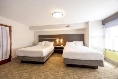 3 queen beds, 1 sofa bed