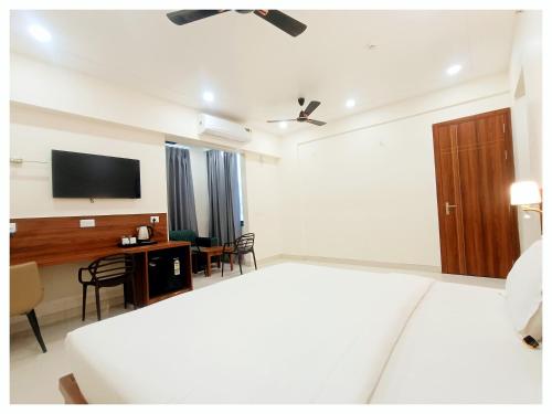 Hotel K A Regency ! near Prem mandir, ISCKON & main places - Luxury Family Room with All facilities - Vrindavan