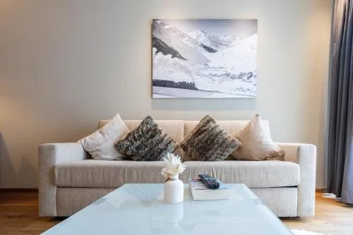 Andermatt, Gratis Parking, modern, Berge, Dorfkern in Andermatt, Schweiz