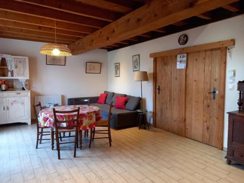 Gîte Authentique avec Accès au Canal et Intimité Préservée - FR-1-489-609 (Gite Authentique avec Acces au Canal et Intimite Preservee - FR-1-489-609) in Ganē Surluāra