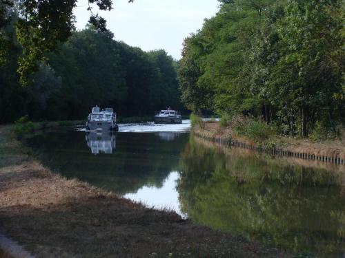 Ancienne Fromagerie : Gîte avec Accès Canal, Jardin et Terrasse - FR-1-489-608 (Ancienne Fromagerie : Gite avec Acces Canal, Jardin et Terrasse - FR-1-489-608) in Ganē Surluāra