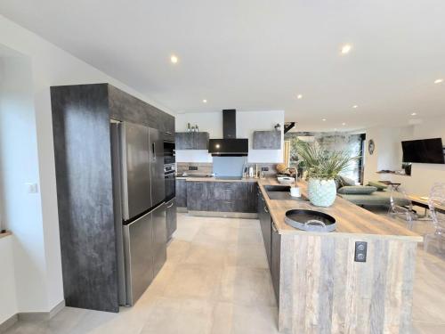 Grande Maison Familiale avec Piscine Privee et Animaux Bienvenus - FR-1-616-527 in Segonzac (Limousin)