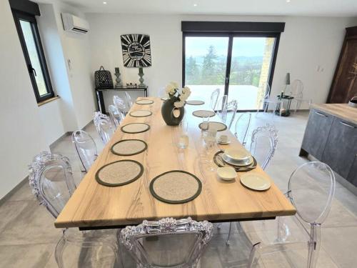 Grande Maison Familiale avec Piscine Privee et Animaux Bienvenus - FR-1-616-527 in Segonzac (Limousin)