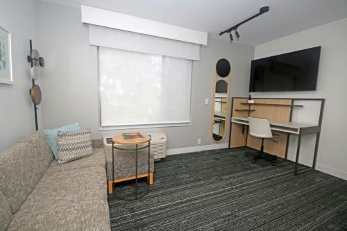 1 queen bed, 1 sofa bed
