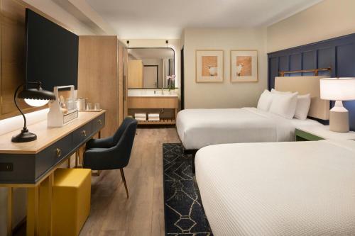 2 queen beds