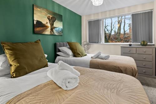 Forest View- Oasis Mural -Didsbury Zen Sleeps 10 gîte à louer Burnage Railway Station