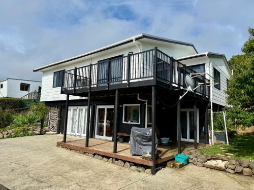 Comfy Raglan Base - Walk to Beach and Village - Roberts St - Family Home Upstairs, Raglan