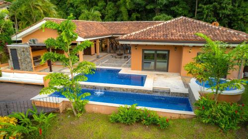 Casa Plazoleta 4 bdr private pool in Los Suenos – khách sạn tại Herradura