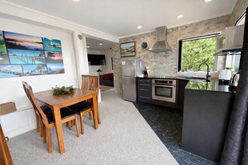 Cosy Raglan Studio - Walk to Beach and Village - Roberts St - Studio Downstairs, Раглан (фото 3)