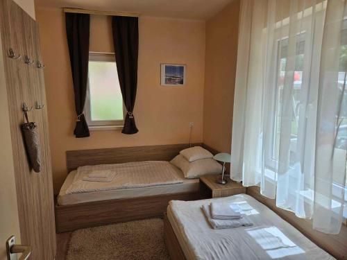 2 bedrooms, 5 beds