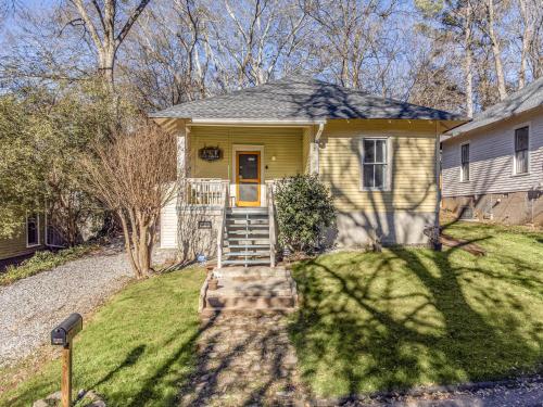Lenoir Cottage with covered patio and fire pit! home - image 5