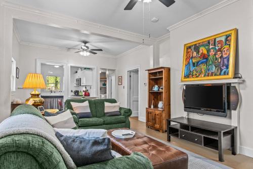 Lenoir Cottage with covered patio and fire pit! home - image 11