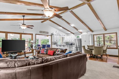 Shorewood Shores Dock & Hot Tub! home in Westminster (SC)