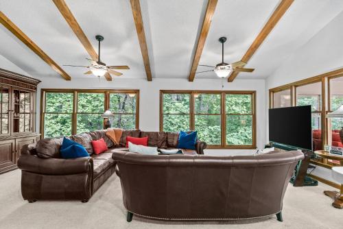 Shorewood Shores Dock & Hot Tub! home in Westminster (SC)