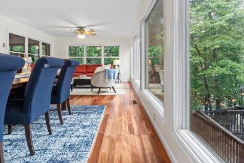 Shorewood Shores Dock & Hot Tub! home in Westminster (SC)