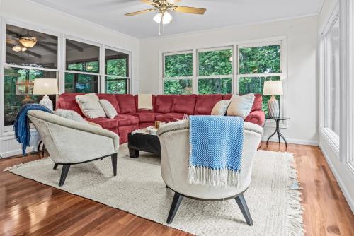 Shorewood Shores Dock & Hot Tub! home in Westminster (SC)
