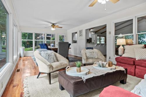 Shorewood Shores Dock & Hot Tub! home in Westminster (SC)