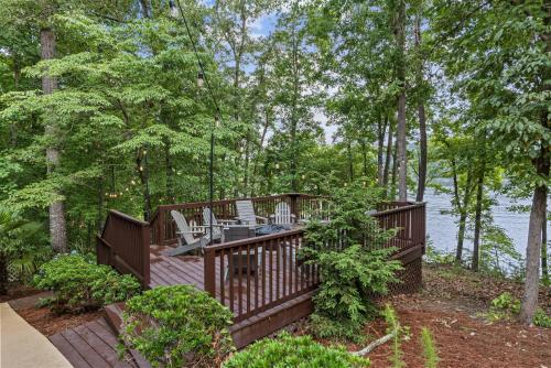 Shorewood Shores Dock & Hot Tub! home in Westminster (SC)