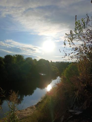Sencilla, frente al río (Sencilla, frente al rio) in Villa la Rivera