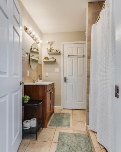 Zuhanyzó, State Street Retreat w Hot Tub, Firepit, Dogs OK in Bristol (TN)