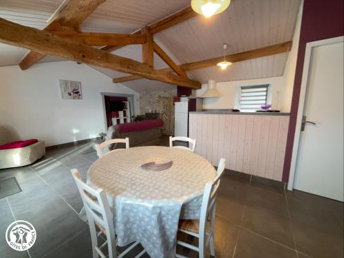 Charmant gîte 2 pers avec terrasse privative et proche Vélo Rail - FR-1-426-466 (Charmant gite 2 pers avec terrasse privative et proche Velo Rail - FR-1-426-466) in St Reverend