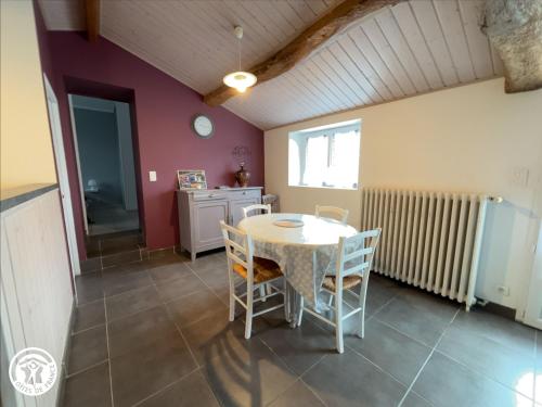 Charmant gîte 2 pers avec terrasse privative et proche Vélo Rail - FR-1-426-466 (Charmant gite 2 pers avec terrasse privative et proche Velo Rail - FR-1-426-466) in St Reverend