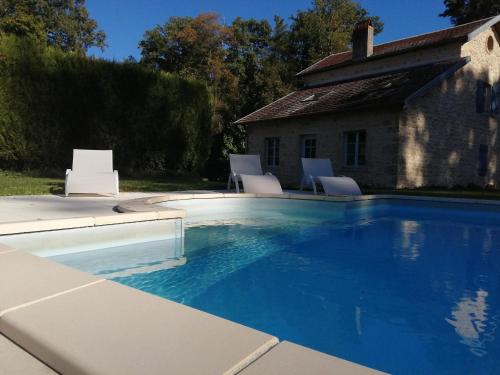 Maison forestière paisible avec piscine et animaux admis - FR-1-583-423 (Maison forestiere paisible avec piscine et animaux admis - FR-1-583-423) in Gy
