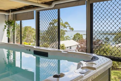 AMAZING VIEWS 8 Person Jacuzzi and Games Room in River Heads