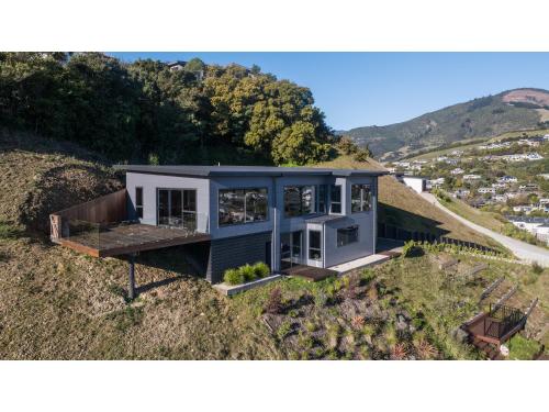 Exterior view, Horizon View Retreat - Nelson Holiday Home in Stoke