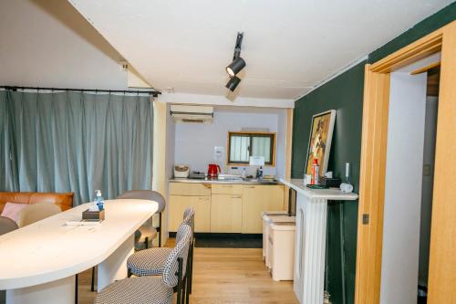 Kitchen, 熱海 仲夏 初島を臨む絶景プライベート別荘 in Kamitaga