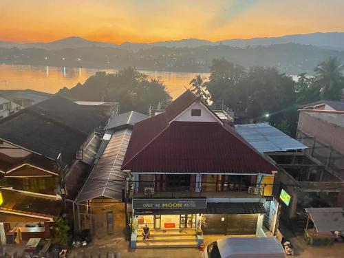 Over the Moon hostel in ห้วยทราย