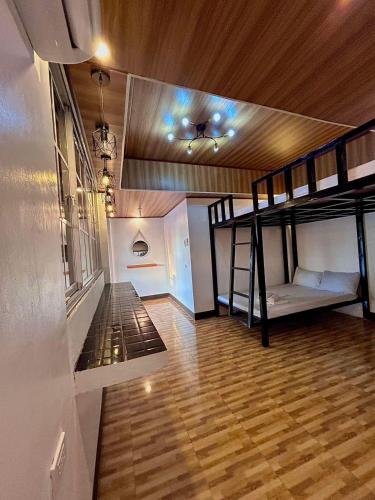 1 twin bed, 1 bunk bed