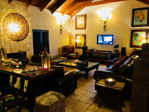 Koplietošanas atpūtas telpa ar TV, Luxury Villa at Elements Golf Course - Bela Bela in Waterberg Estate