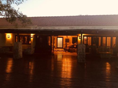 Balkons/terase, Luxury Villa at Elements Golf Course - Bela Bela in Waterberg Estate